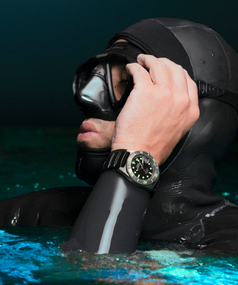 Imagen de estilo de vida 2 del reloj TW2W73800 Deepwater Reef 200 Titanium Automatic de 41 mm con correa de caucho sintético
