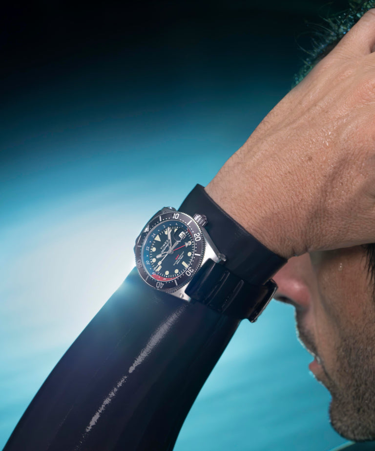 Primera imagen alternativa en muñeca del reloj con correa de caucho sintético Deepwater Reef 200 GMT de 41 mm TW2W75000