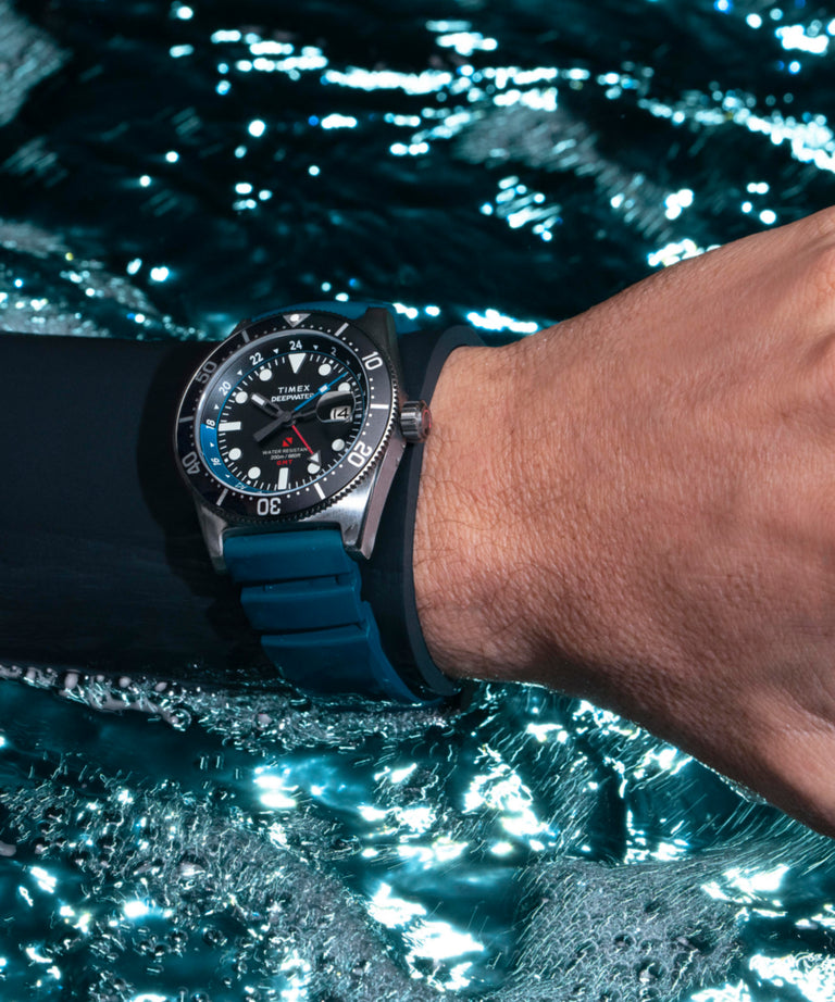 Imagen principal en muñeca del reloj con correa de caucho sintético Deepwater Reef 200 GMT de 41 mm TW2W75100