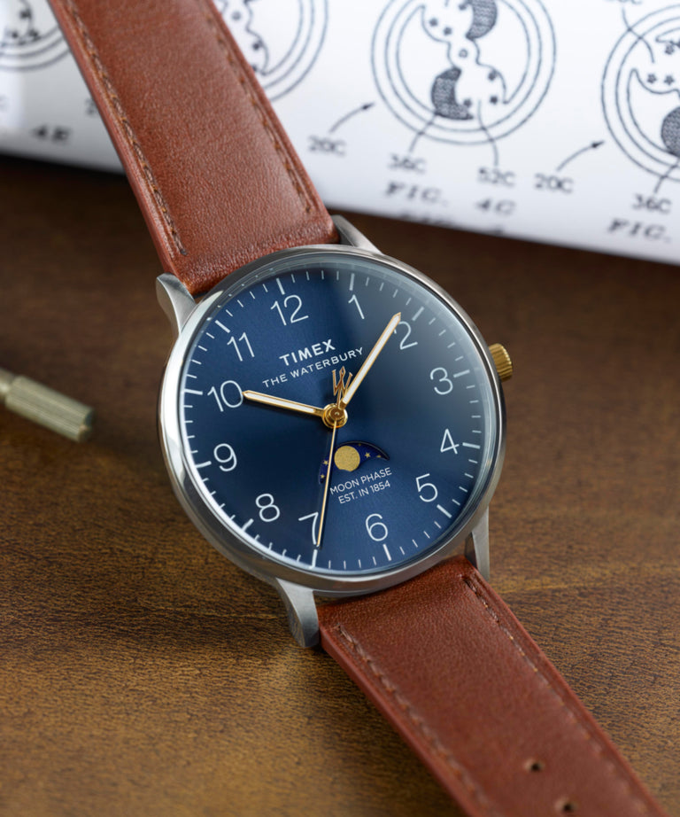 TW2W75600 Waterbury Classic Moon Phase, reloj de 40 mm con correa de piel: siluetas clave de la campaña (fotos de producto) Imagen