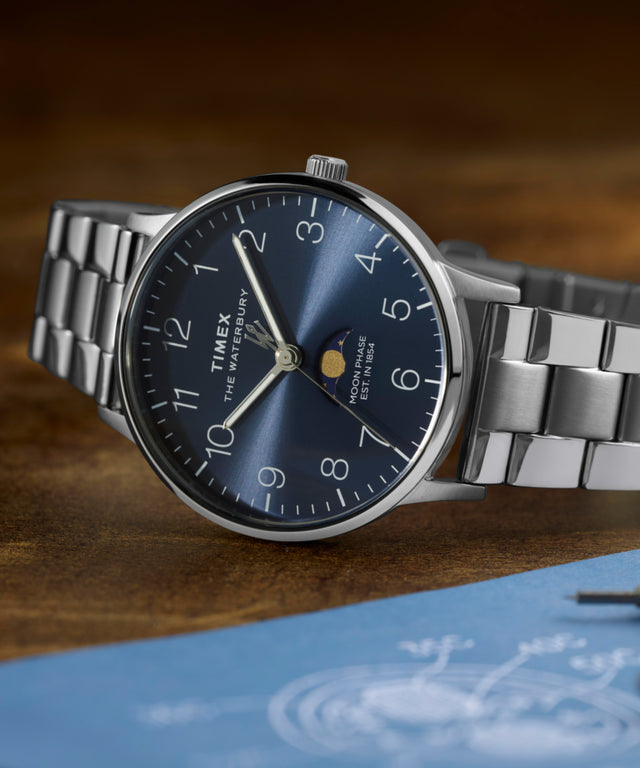 TW2W75700 Reloj Waterbury Classic Moon Phase de 40 mm con brazalete de acero inoxidable  - Imagen de la silueta principal de la campaña (fotos de estudio)