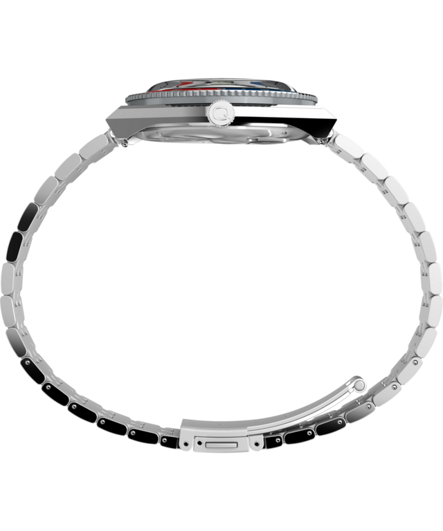 TW2W83300 Peanuts® x Q Timex® GMT, reloj de 38 mm con brazalete de acero inoxidable. Imagen de perfil