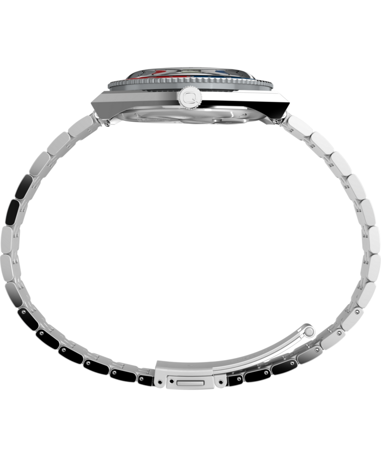 TW2W83300 Peanuts® x Q Timex® GMT, reloj de 38 mm con brazalete de acero inoxidable. Imagen de perfil