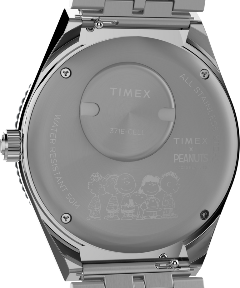 TW2W83300 Peanuts® x Q Timex® GMT, reloj de 38 mm con brazalete de acero inoxidable. Imagen del fondo de la caja.