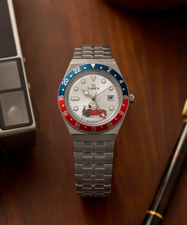 TW2W83300 Peanuts® x Q Timex® GMT, reloj de 38 mm con brazalete de acero inoxidable: imágenes clave de la campaña (fotos de producto)