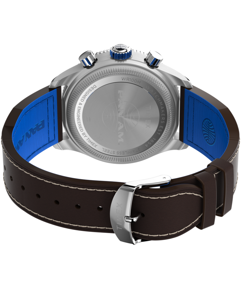TW2W97200 Reloj Pan Am® x Timex con cronógrafo fly-back de 43 mm y correa de piel  Imagen del fondo de la caja con accesorio