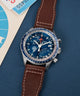 TW2W97200 Reloj Pan Am® x Timex con cronógrafo fly-back de 43 mm y correa de piel  Imagen de los modelos clave de la campaña (fotos de producto)