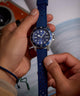 Segunda imagen alternativa en muñeca del reloj con correa de caucho sintético Harborside Coast de 44 mm TW2Y05000