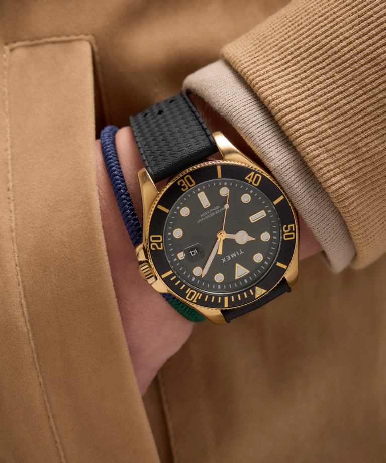 Imagen principal en muñeca del reloj con correa de caucho sintético Harborside Coast de 44 mm TW2Y05300