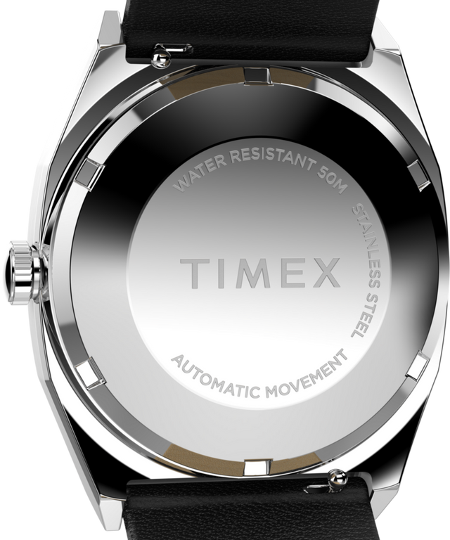 Imagen de la parte posterior de la caja del reloj Timex® Automatic 1983 E Line de 34 mm con correa de piel TW2Y07500