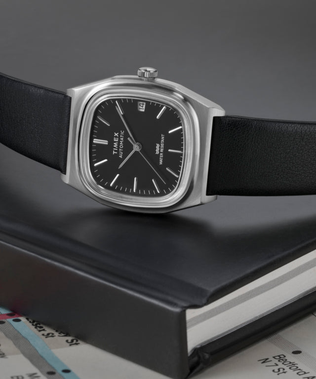 Imagen de las siluetas principales de campaña (fotos de estudio) del reloj Timex® Automatic 1983 E Line de 34 mm con correa de piel TW2Y07500