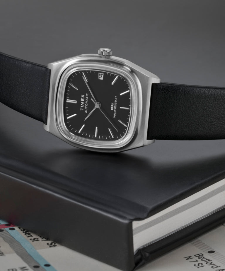 Imagen de las siluetas principales de campaña (fotos de estudio) del reloj Timex® Automatic 1983 E Line de 34 mm con correa de piel TW2Y07500
