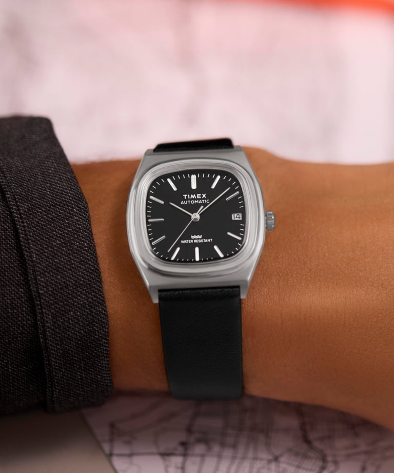 TW2Y07500 Reloj Timex® automático de 1983, línea E, 34 mm, correa de piel. Imagen principal de la muñeca