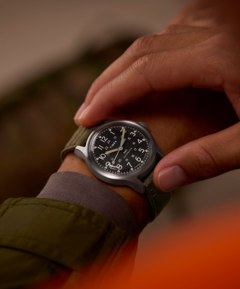 Imagen principal en la muñeca del reloj MK1® Automatic de 40 mm con correa de tela TW2Y07800