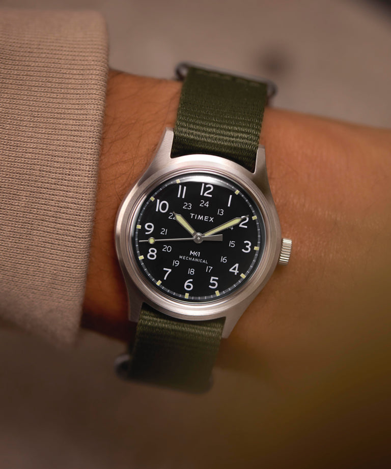 Imagen principal en la muñeca del reloj con correa de tela MK1® de cuerda manual de 36 mm TW2Y07900