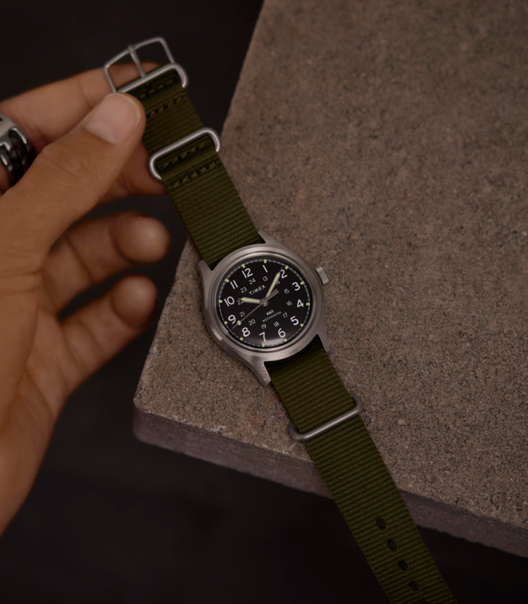 Imagen alternativa 1 en la muñeca del reloj con correa de tela MK1® de cuerda manual de 36 mm TW2Y07900