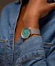 TW2Y10200 Reloj Transcend con brazalete de acero inoxidable de 34 mm. Imagen principal de la muñeca
