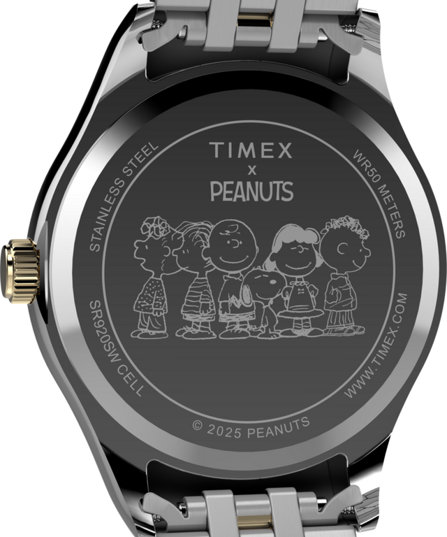 TW2Y11100 Peanuts® x Timex Legacy Bowtie, reloj de 34 mm con brazalete de acero inoxidable. Imagen del fondo de la caja.