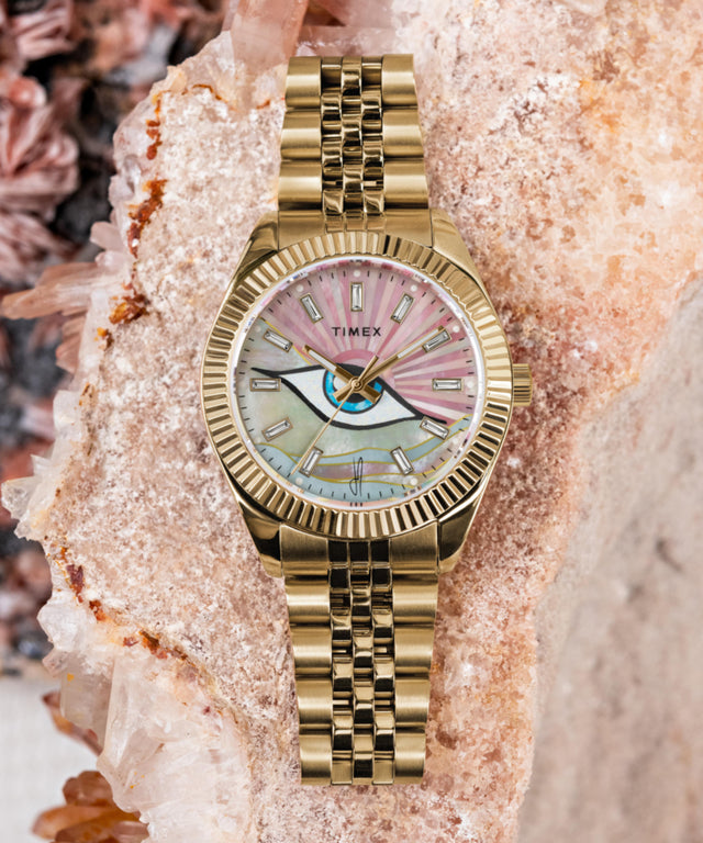 TW2Y11200 Timex x Jacquie Aiche Guiding Light: reloj de 36 mm con brazalete de acero inoxidable. Siluetas clave de la campaña (fotos de belleza). Imagen