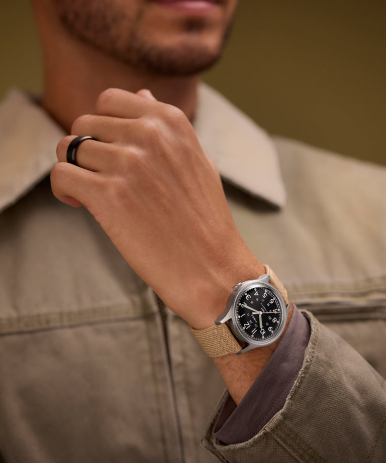 Imagen principal en la muñeca del reloj automático con correa de tela de 40 mm MK1® TW2Y11900