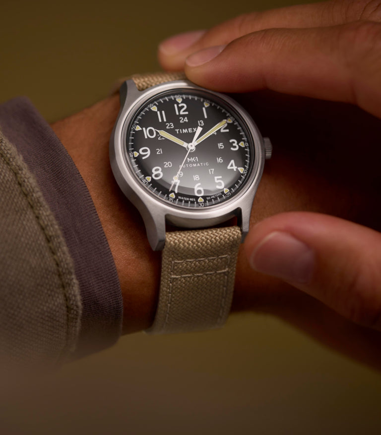 Imagen alternativa 1 en la muñeca del reloj automático con correa de tela de 40 mm MK1® TW2Y11900
