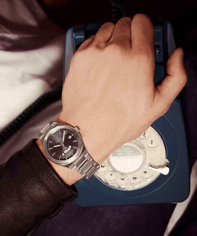 TW2Y12100 Q Reloj Timex® Continental GMT de 39 mm con brazalete de acero inoxidable. Imagen principal de la muñeca