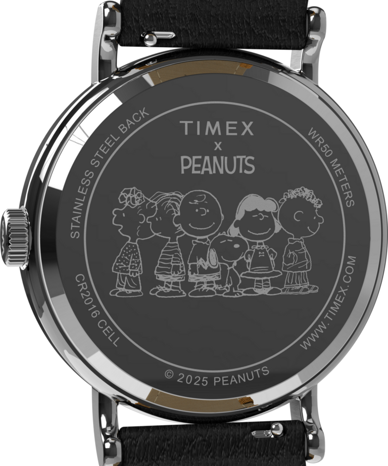 TW2Y12300 Peanuts® x Timex Weekender con esfera color calabaza y correa de piel de 40 mm. Imagen del fondo de la caja del reloj