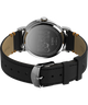 TW2Y12300 Peanuts® x Timex Weekender, esfera color calabaza, correa de piel de 40 mm. Imagen del fondo de la caja con accesorio.