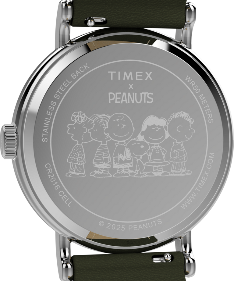 TW2Y12400 Peanuts® x Timex Weekender, esfera festiva, 40 mm, correa de piel. Imagen del fondo de la caja del reloj