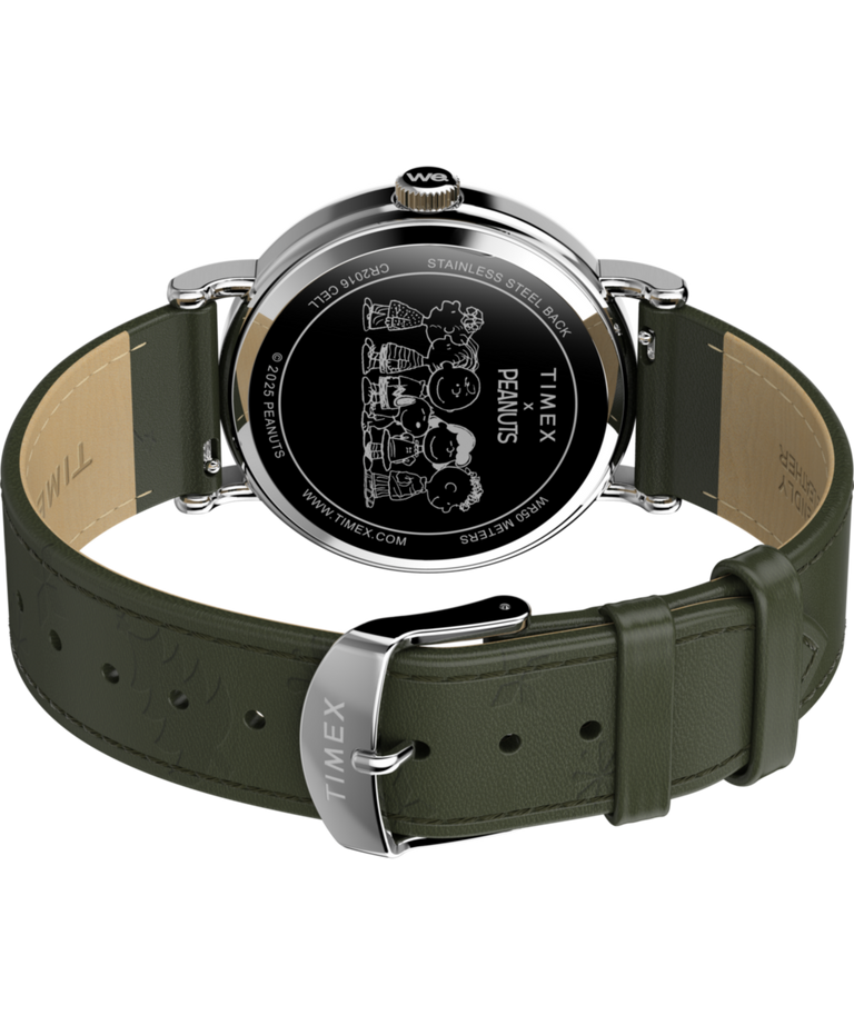 TW2Y12400 Peanuts® x Timex Weekender, esfera festiva, 40 mm, correa de piel. Imagen del fondo de la caja con accesorio.