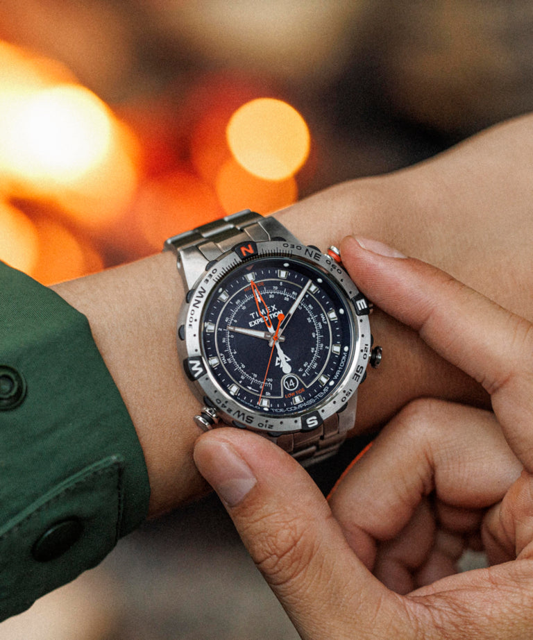 Imagen principal en la muñeca del reloj Expedition Tide-Temp-Compass de 45 mm con brazalete de acero inoxidable TW2Y12900