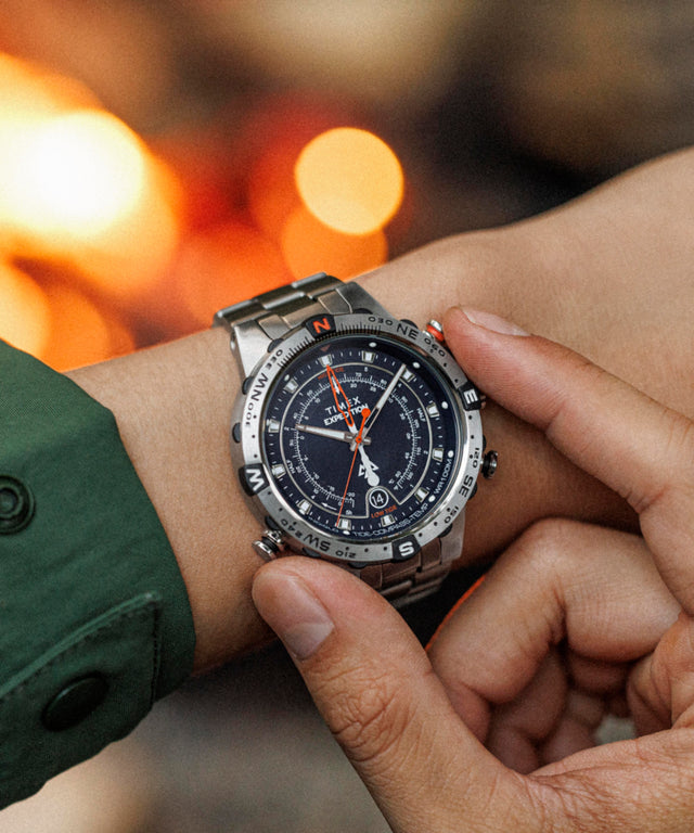 TW2Y12900 Expedition Tide-Temp-Compass, reloj de 45 mm con brazalete de acero inoxidable. Imagen principal de la muñeca