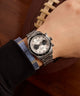 TW2Y19200 Reloj Waterbury Heritage Chronograph de 39 mm con brazalete de acero inoxidable   1 imagen alternativa de la muñeca