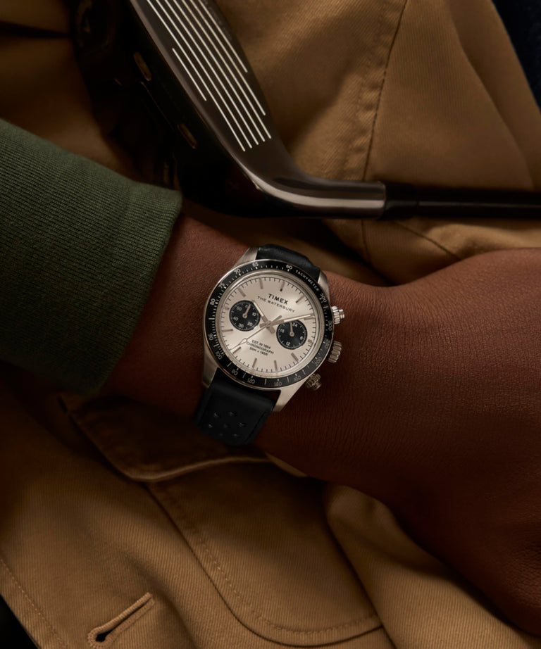 Imagen alternativa 1 en la muñeca del reloj Waterbury Heritage Chronograph de 39 mm con correa de piel TW2Y19300