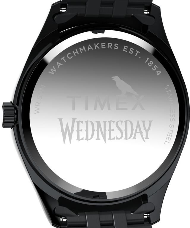 TW2Y19600 Timex x Wednesday Timex Legacy, reloj de 36 mm con brazalete de acero inoxidable. Imagen del fondo de la caja.