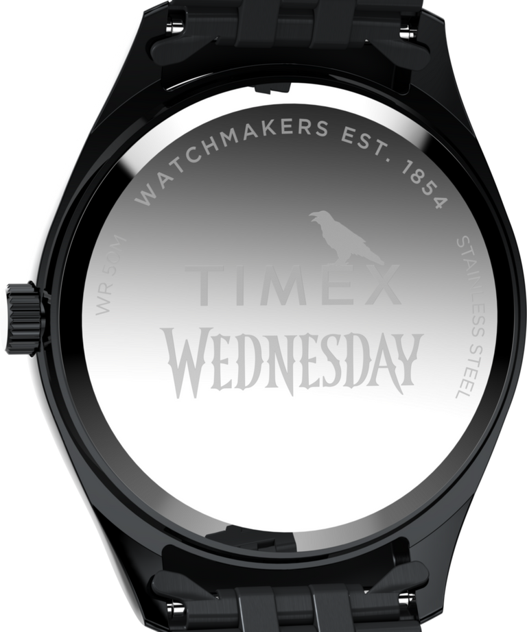 TW2Y19600 Timex x Wednesday Timex Legacy, reloj de 36 mm con brazalete de acero inoxidable. Imagen del fondo de la caja.