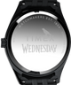 TW2Y19600 Timex x Wednesday Timex Legacy, reloj de 36 mm con brazalete de acero inoxidable. Imagen del fondo de la caja.