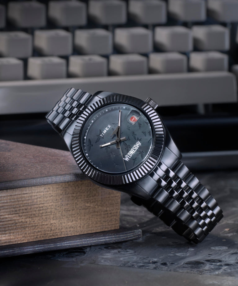 TW2Y19600 Timex x Wednesday: Reloj Timex Legacy de 36 mm con brazalete de acero inoxidable. Imágenes de las siluetas clave de la campaña (fotos de producto)