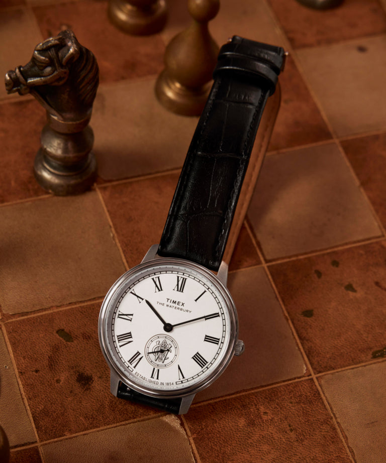 TW2Y23100 Reloj Waterbury Metropolitan Sub-Second de 39 mm con correa de piel  Imágenes de las siluetas clave de la campaña (fotos de producto)