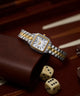 TW2Y23900 Reloj Addison con brazalete de acero inoxidable de 23 mm. Siluetas clave de la campaña (fotos de producto). Imagen