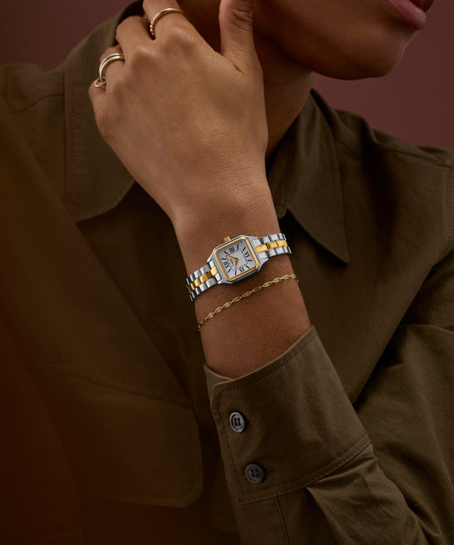 Imagen principal en muñeca de reloj Addison de 23 mm con brazalete de acero inoxidable TW2Y23900