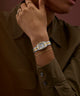Imagen principal en muñeca de reloj Addison de 23 mm con brazalete de acero inoxidable TW2Y23900