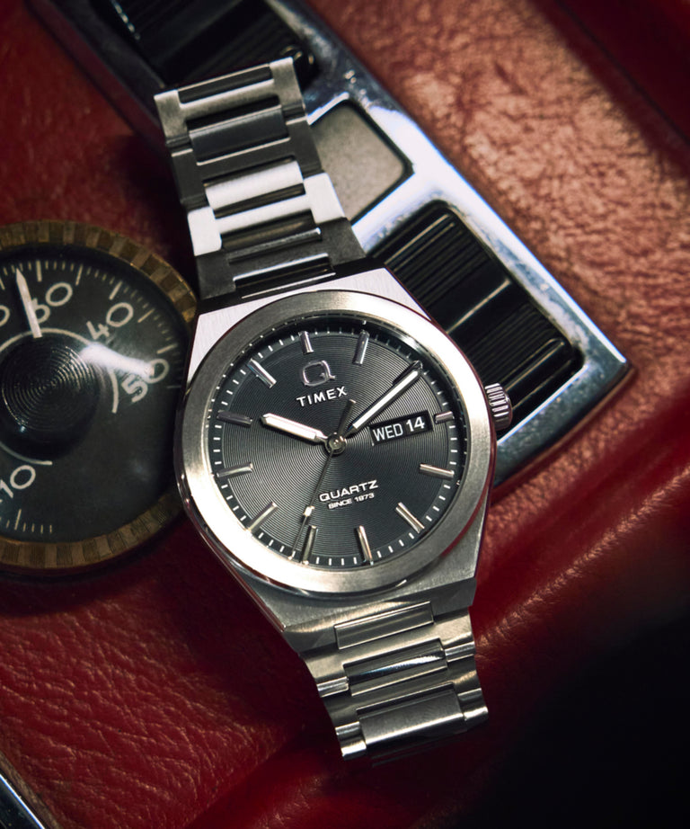 TW2Y25000 Q Reloj Timex® Continental con indicador de día y fecha, 39 mm, con brazalete de acero inoxidable. Imágenes clave de la campaña (fotos de producto)