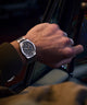 TW2Y25000 Q Reloj Timex® Continental con indicador de día y fecha, 39 mm, con brazalete de acero inoxidable. Imagen principal de la muñeca
