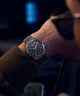 TW2Y25000 Q Reloj Timex® Continental con indicador de día y fecha, 39 mm, brazalete de acero inoxidable. Foto alternativa de la muñeca. 1 imagen