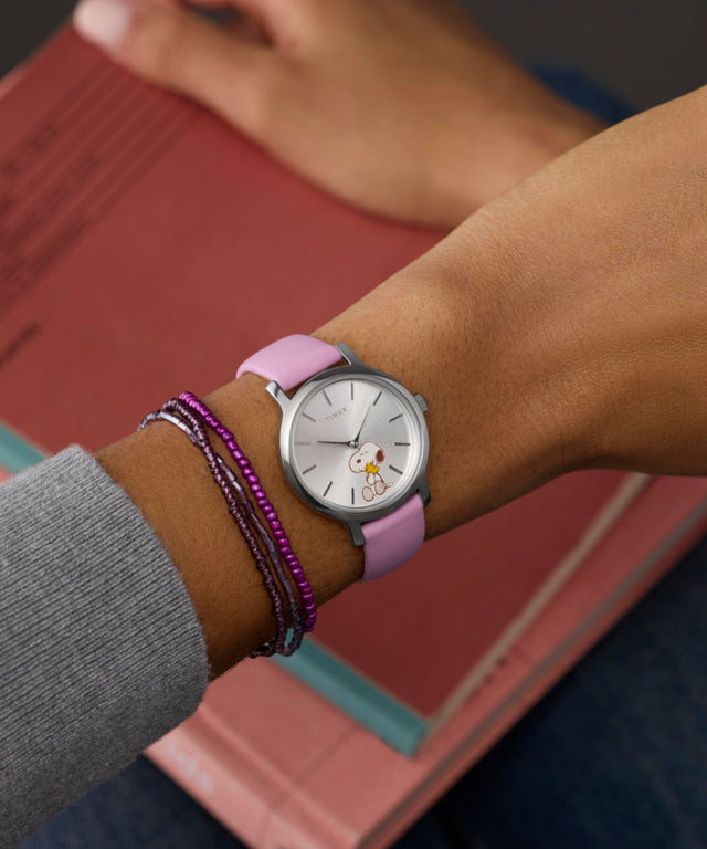 TW2Y26000 Peanuts® x Timex Transcend Snoopy Hug, reloj de 31 mm con correa de piel. Imagen principal de la muñeca.