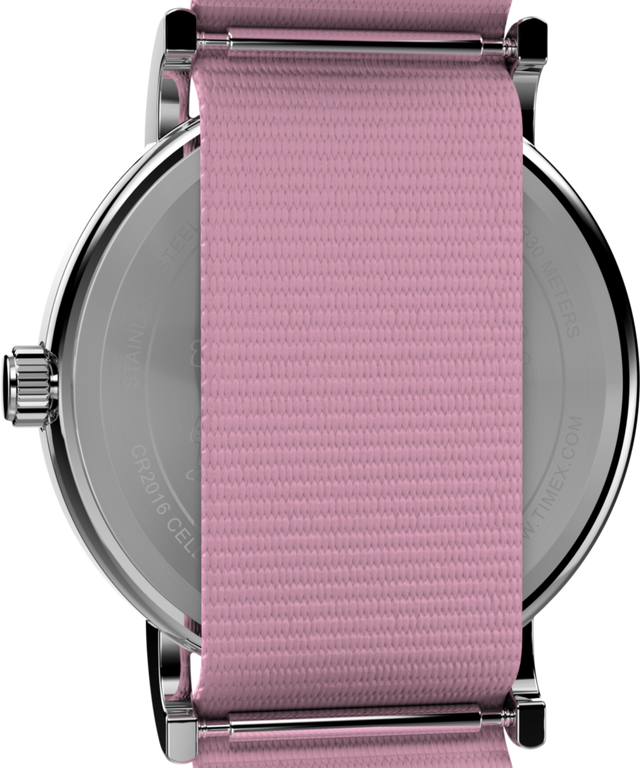 TW2Y30900 Peanuts® x Timex Weekender In Bloom, reloj de 38 mm con correa de tela: imagen del fondo de la caja