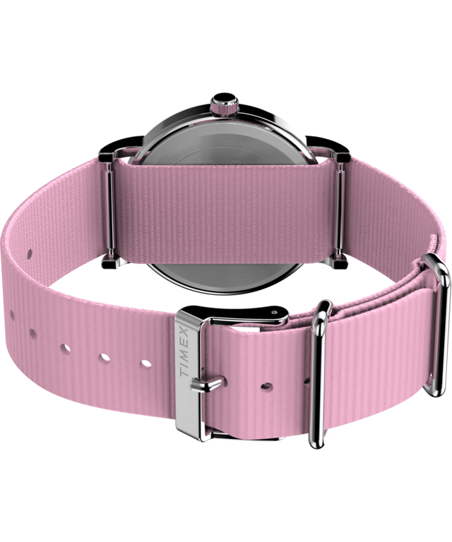 TW2Y30900 Reloj Peanuts® x Timex Weekender In Bloom de 38 mm con correa de tela: imagen del fondo de la caja con accesorio