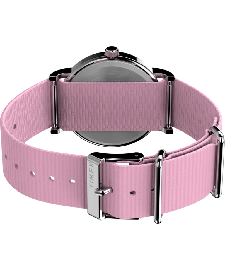 TW2Y30900 Reloj Peanuts® x Timex Weekender In Bloom de 38 mm con correa de tela: imagen del fondo de la caja con accesorio