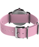 TW2Y30900 Reloj Peanuts® x Timex Weekender In Bloom de 38 mm con correa de tela: imagen del fondo de la caja con accesorio